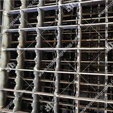 Pocinčana nazubljena šipkasta rešetka